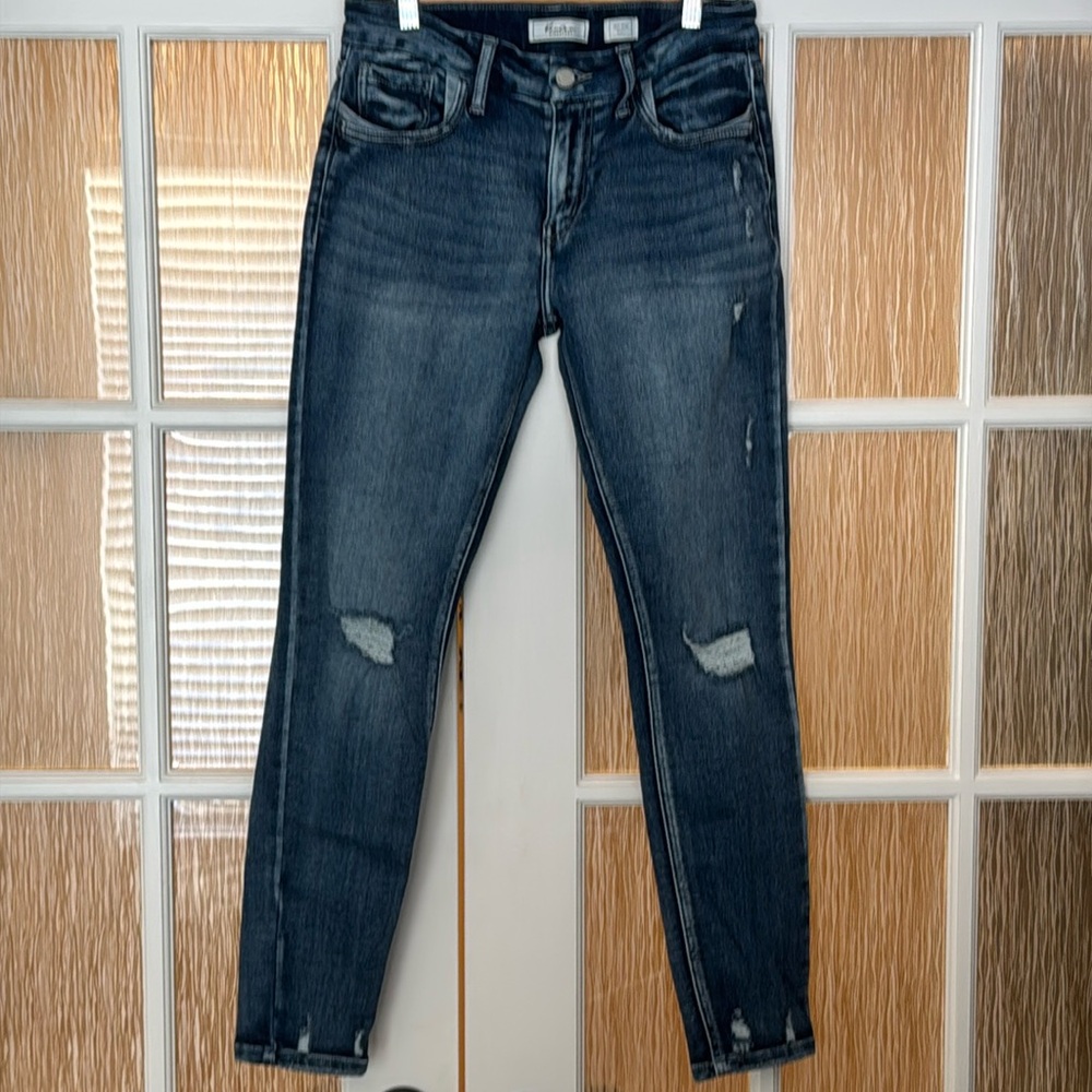 KanCan Signature Women’s Mid Rise Skinny Jeans Size 28 Like New Distressed